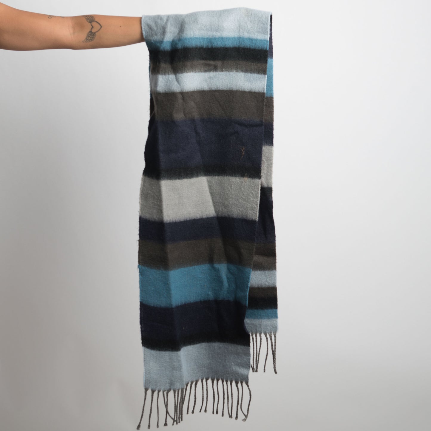 BLUE STRIPED KNIT SCARF