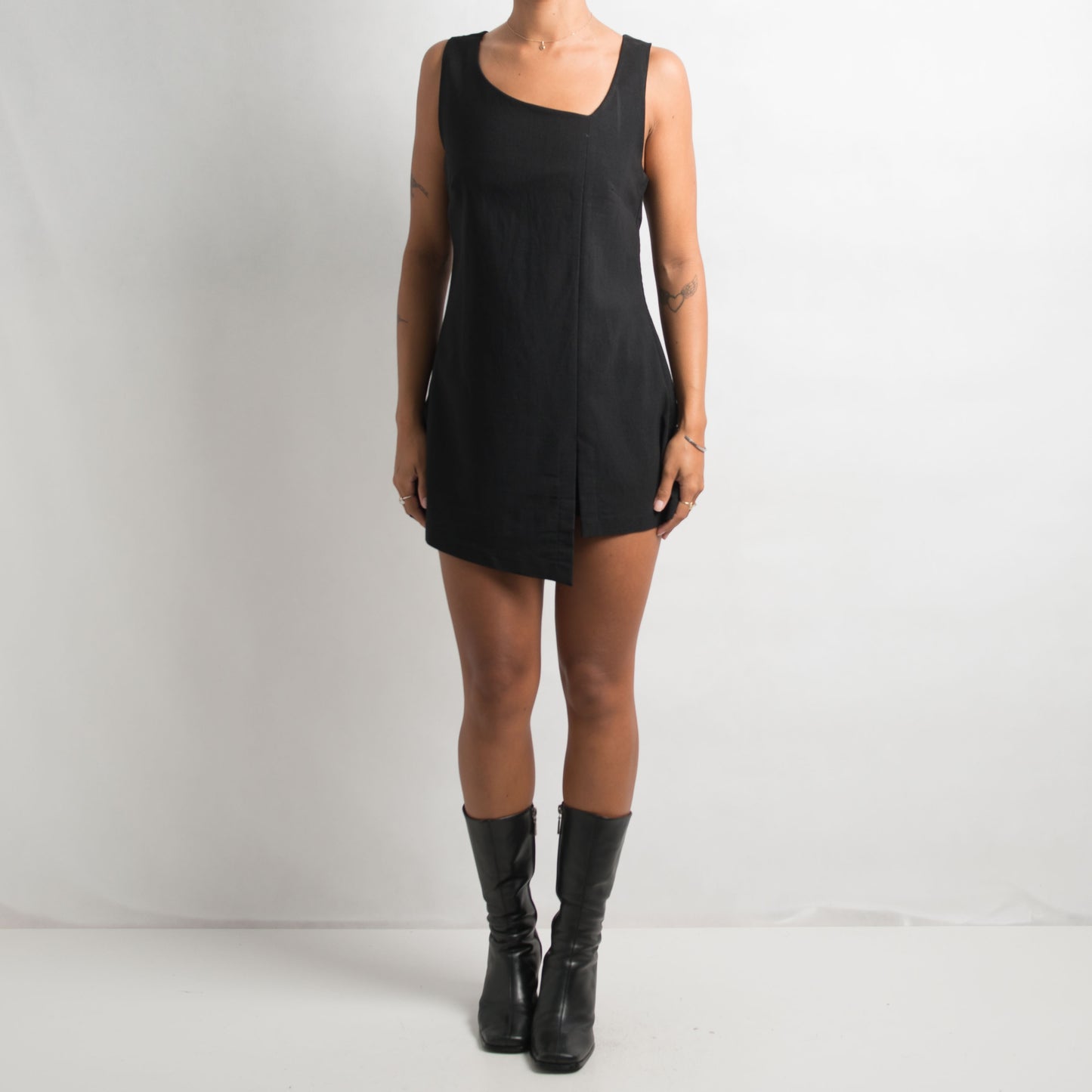 BLACK LONGLINE TOP