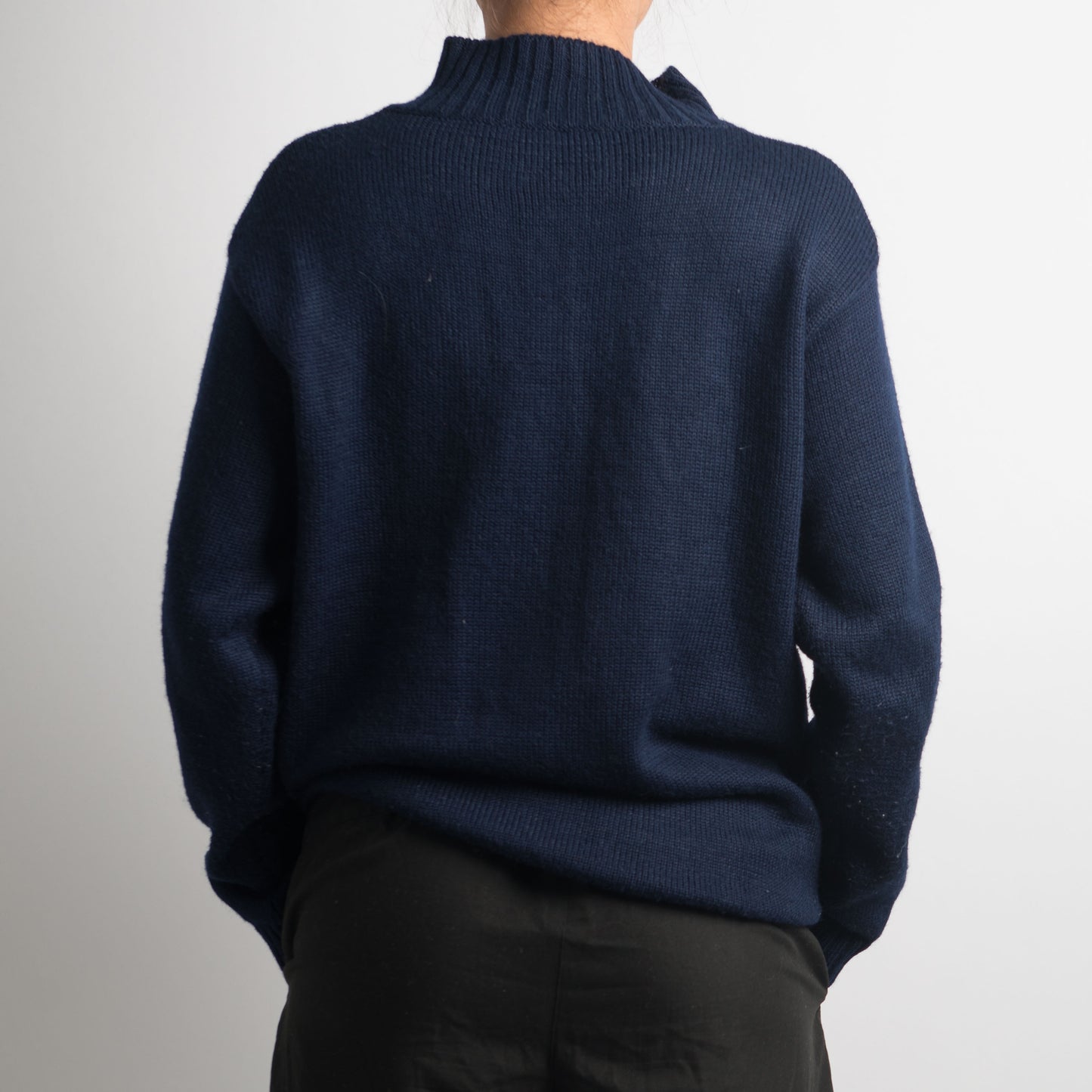 NAVY KNIT SWEATER