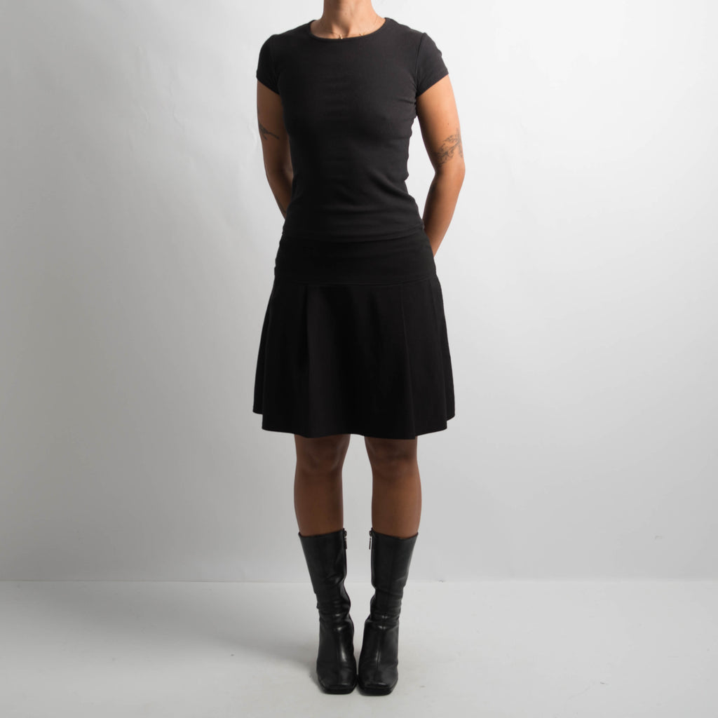 BLACK PLEATED SKIRT