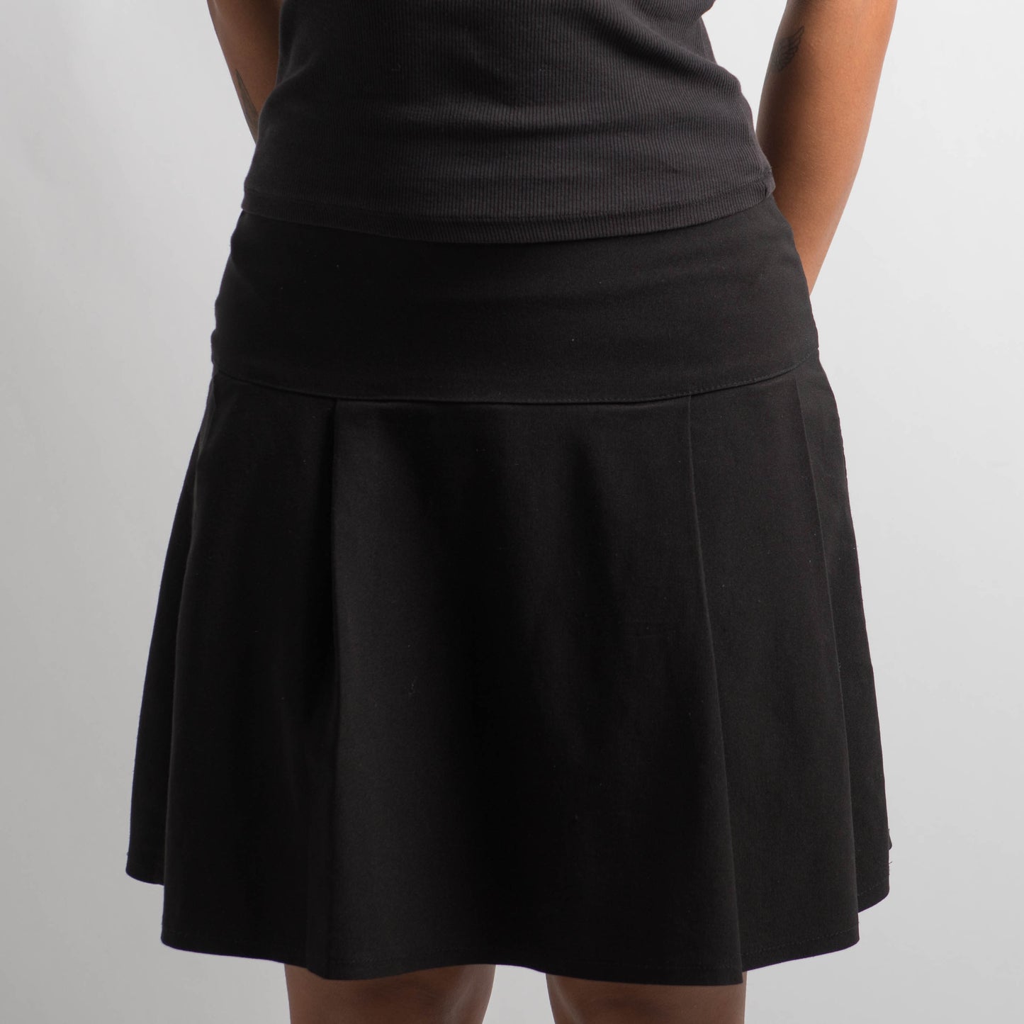 BLACK PLEATED SKIRT