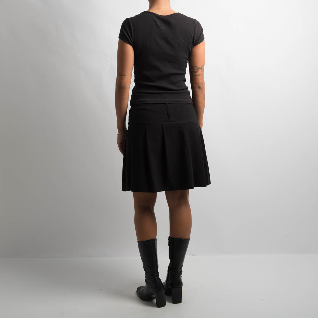 BLACK PLEATED SKIRT