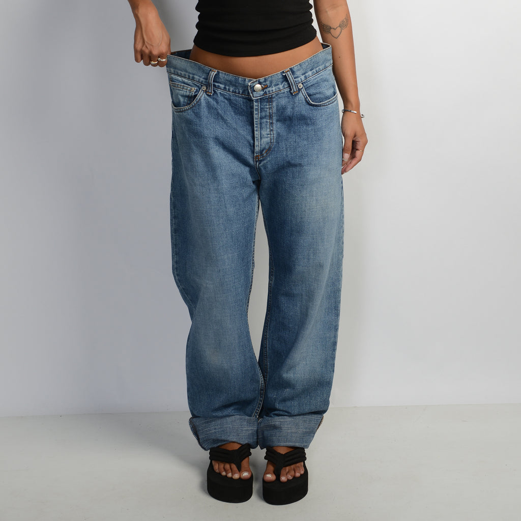MID WASH BOYFRIEND JEANS