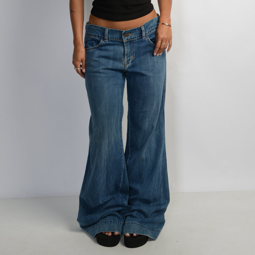 MID WASH FLARE JEANS