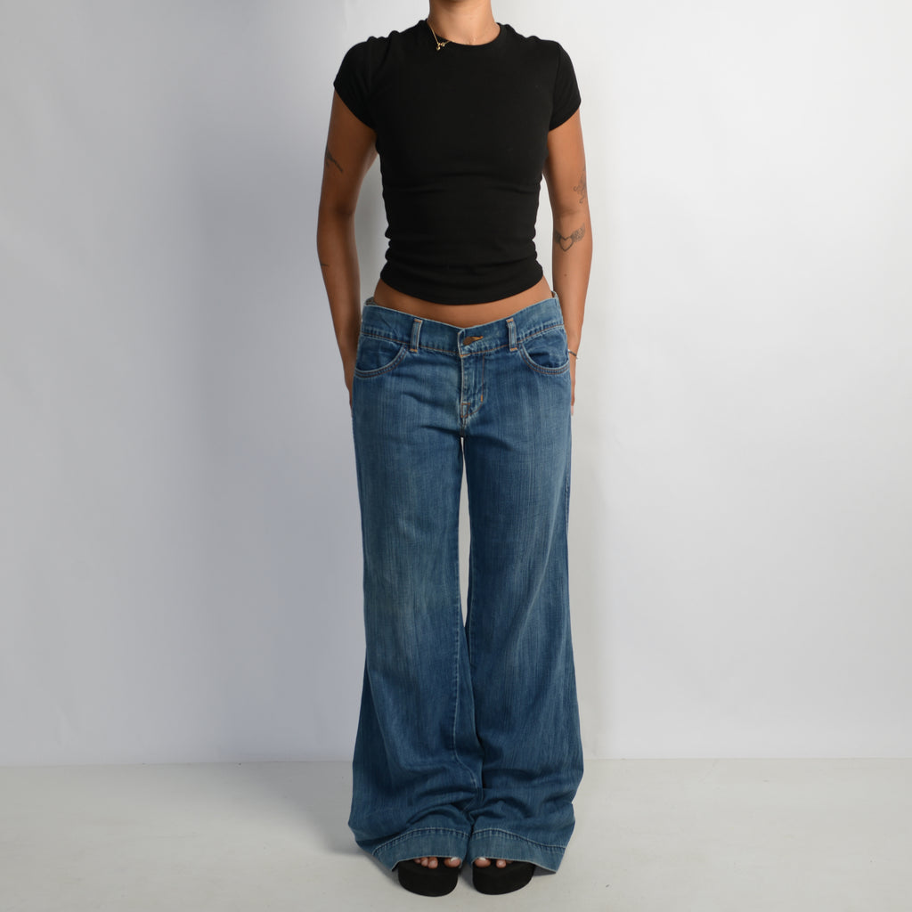 MID WASH FLARE JEANS