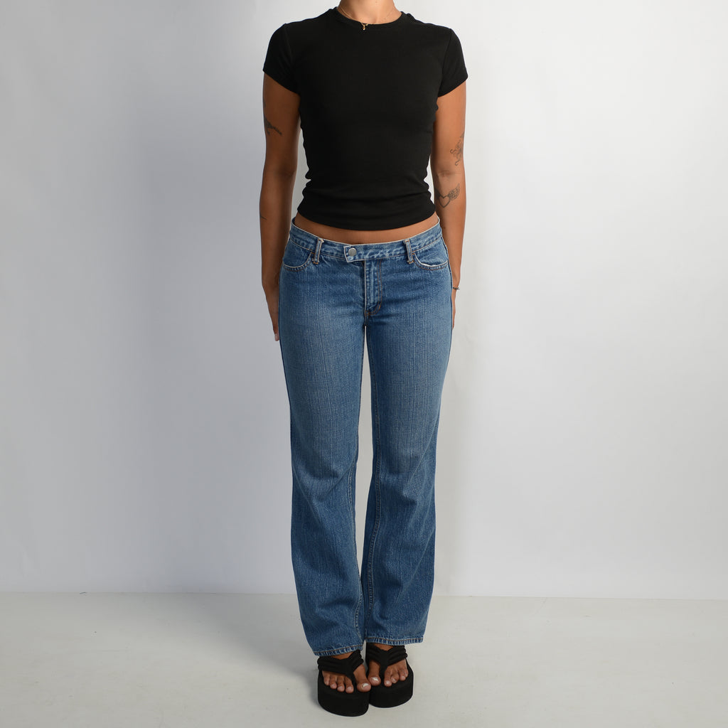 MID WASH BOOTCUT JEANS