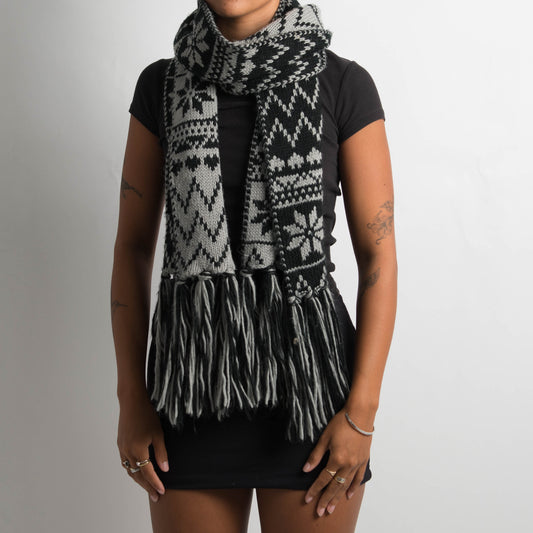 PATTERNED KNIT SCARF