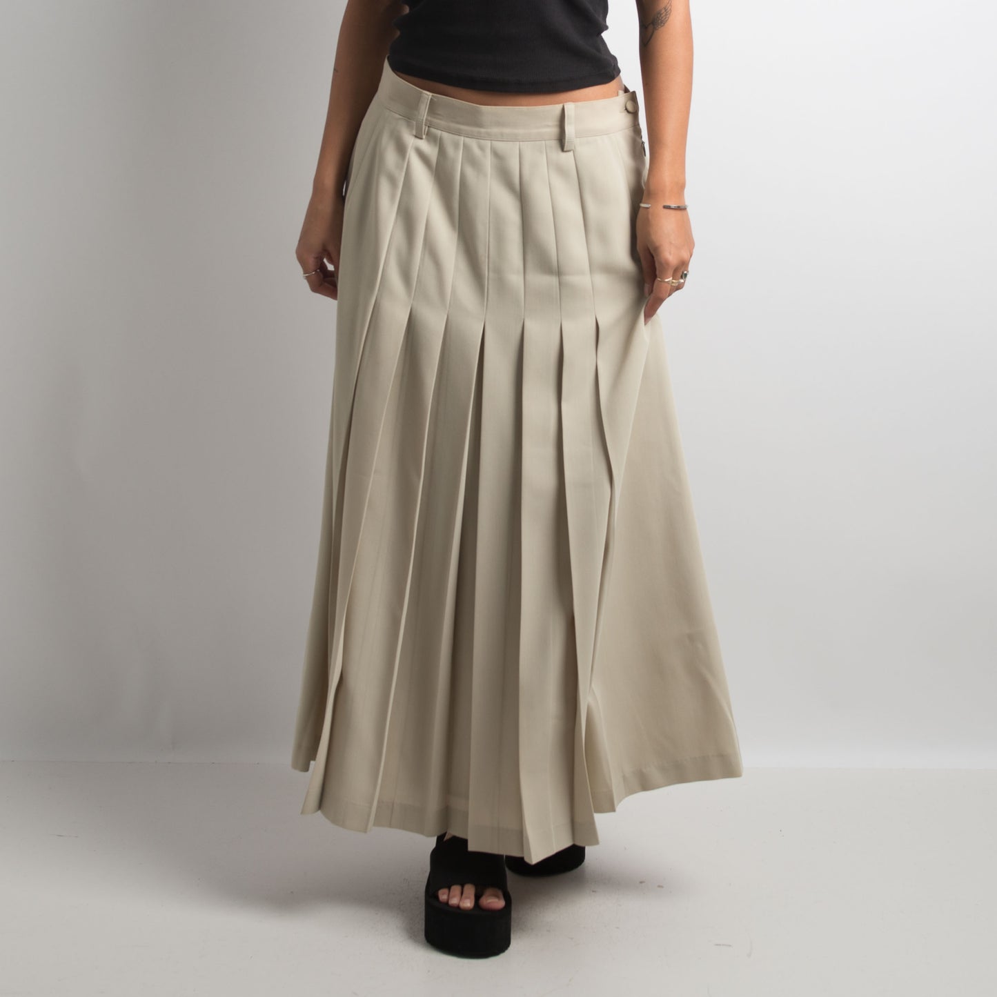 CREAM PLEATED SKIRT