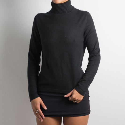 BLACK TURTLENECK