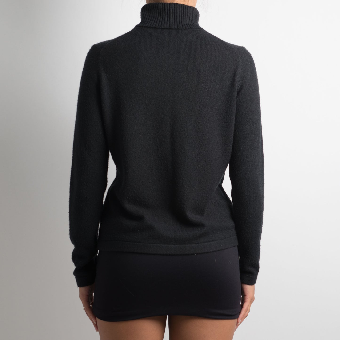 BLACK TURTLENECK