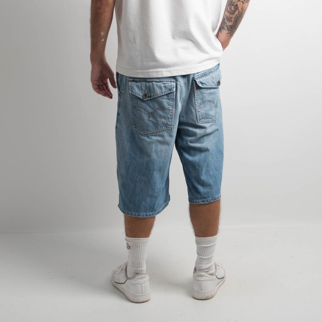 LIGHT WASH DENIM JORTS