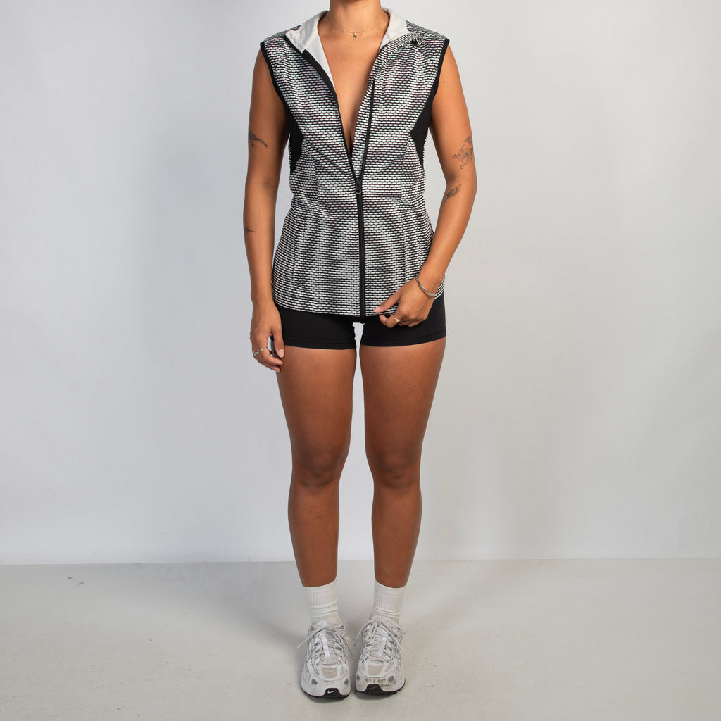 B&W ZIP VEST