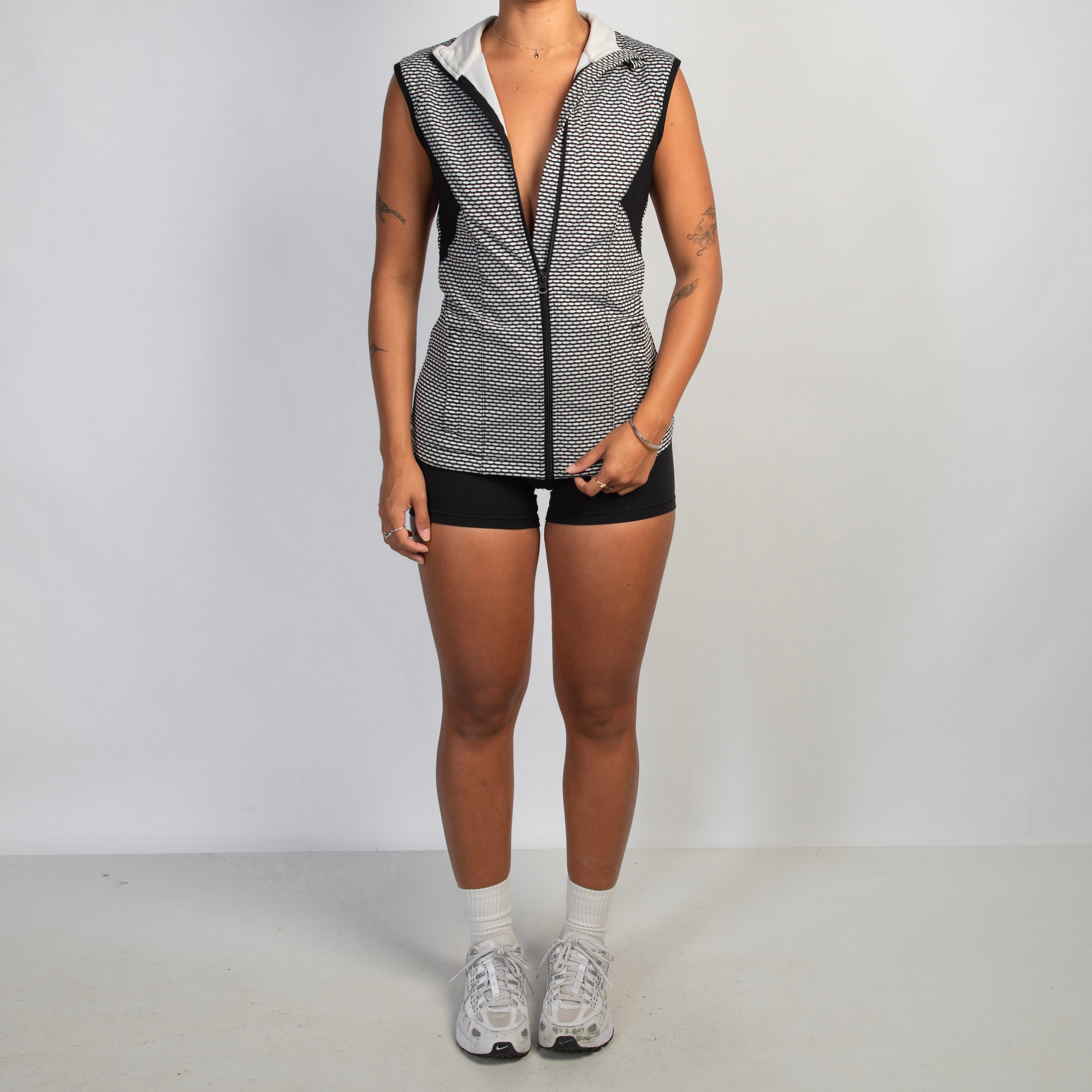 B&W ZIP VEST