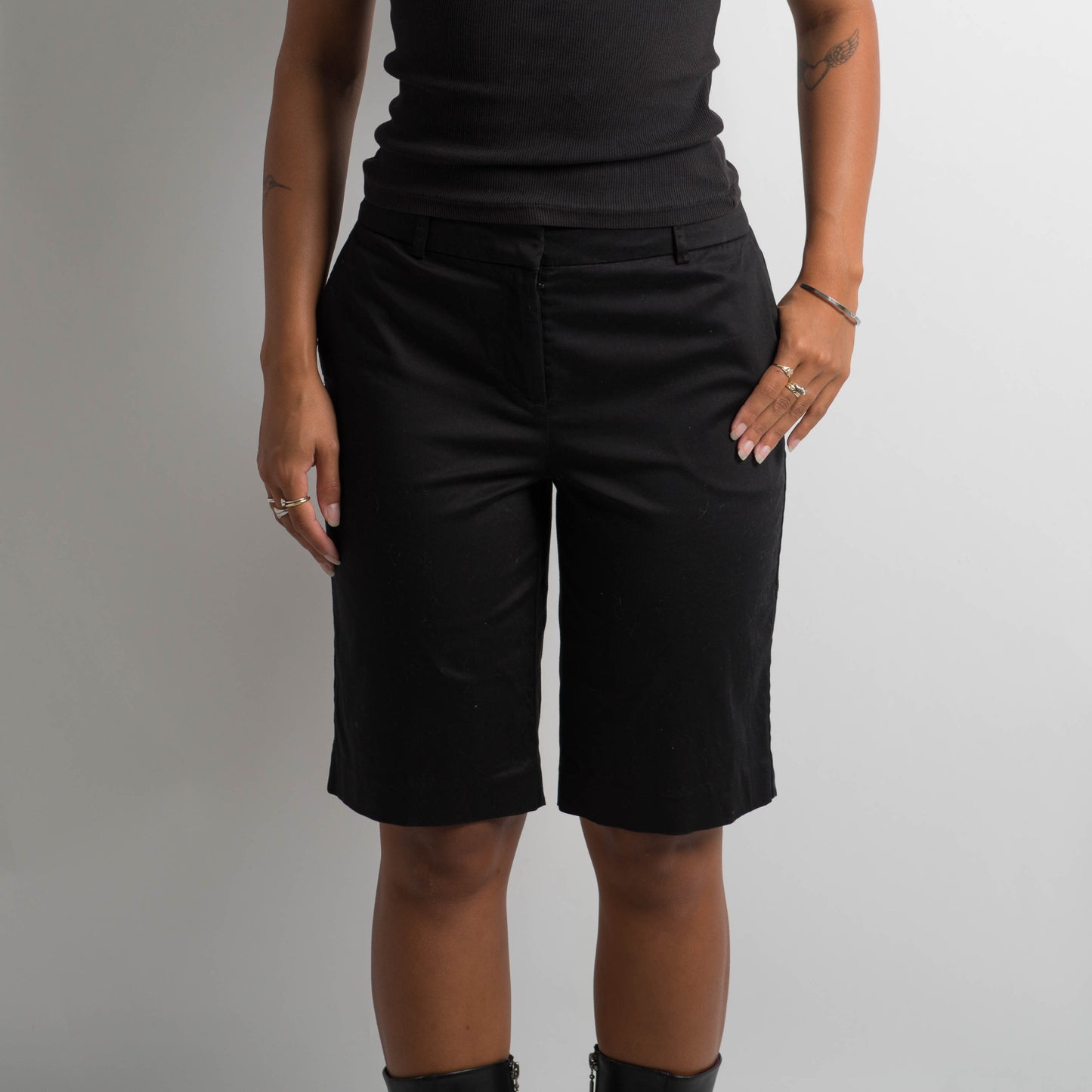 BLACK LONGLINE SHORTS