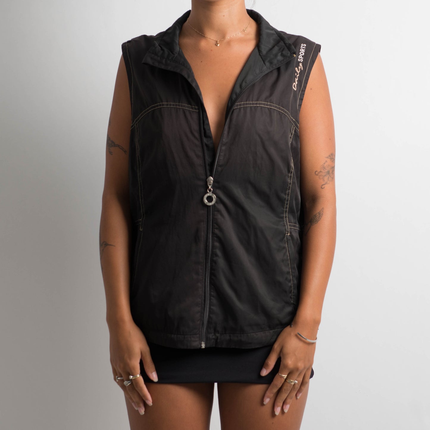 BLACK SLEEVELESS VEST