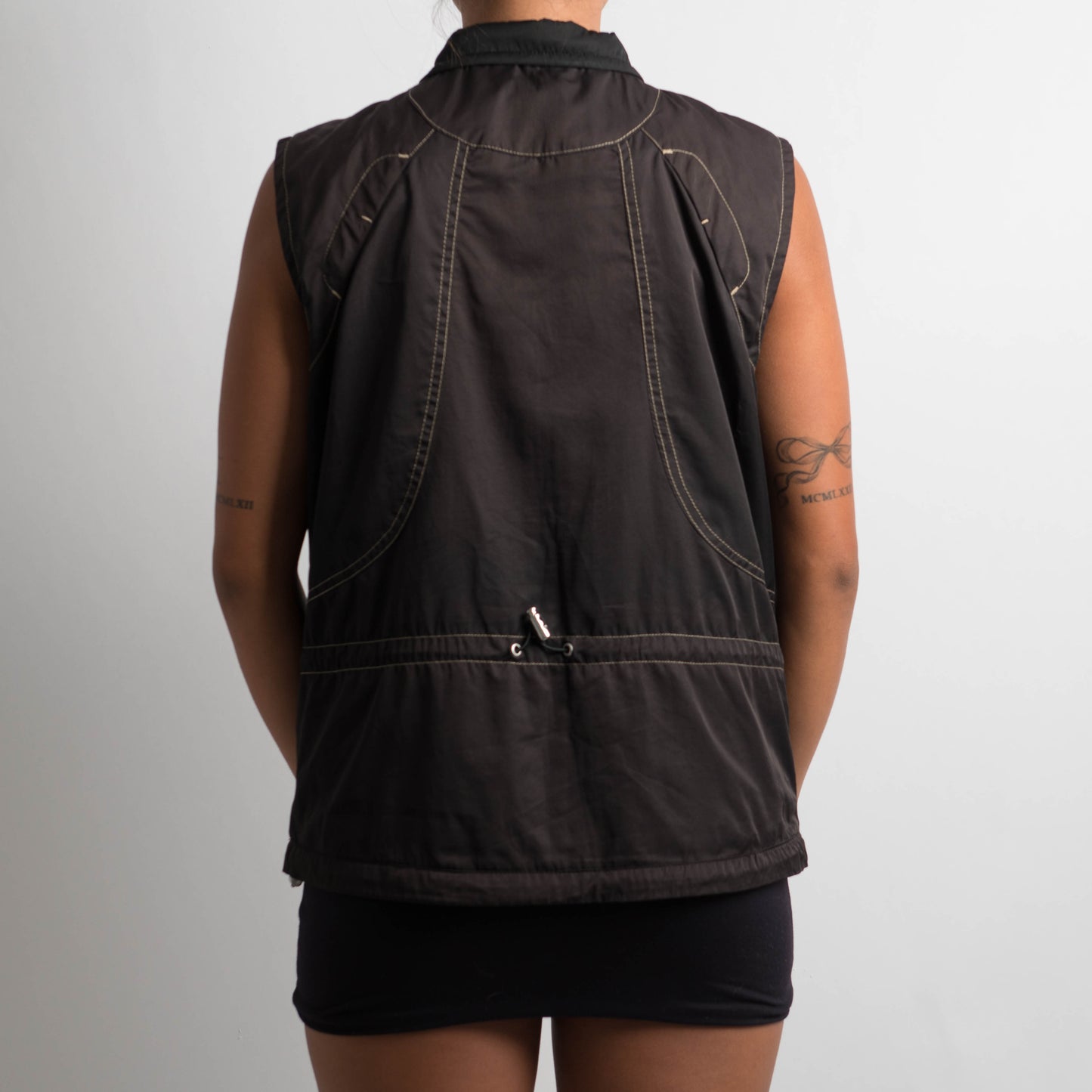 BLACK SLEEVELESS VEST