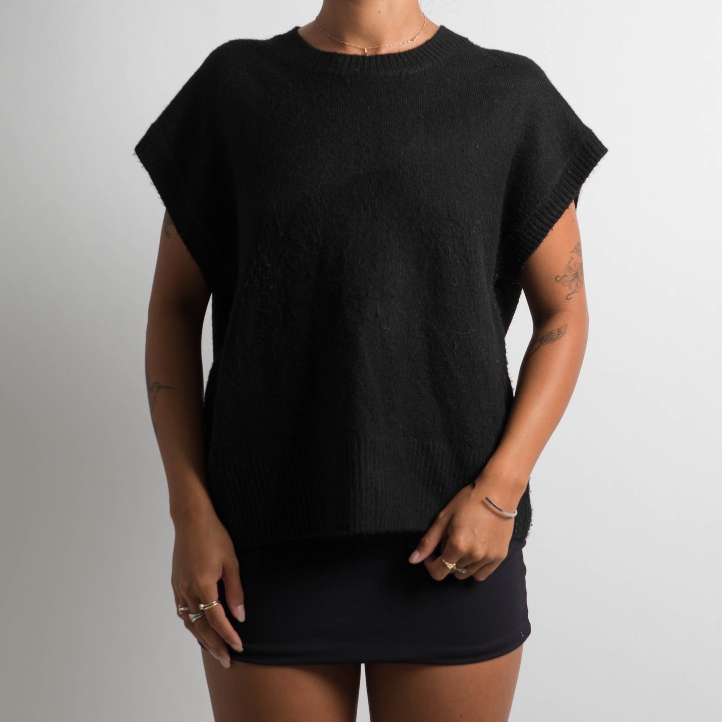 BLACK SOFT SLEEVELESS KNIT