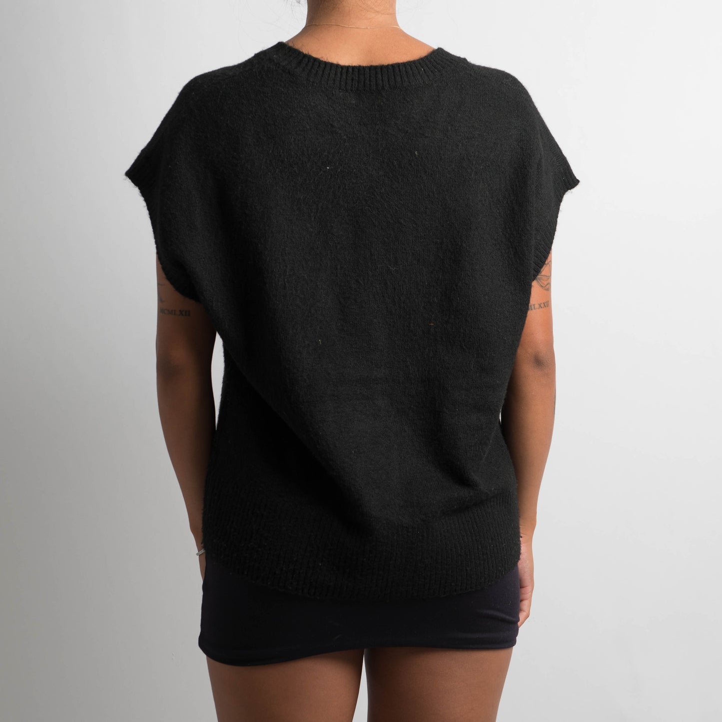 BLACK SOFT SLEEVELESS KNIT