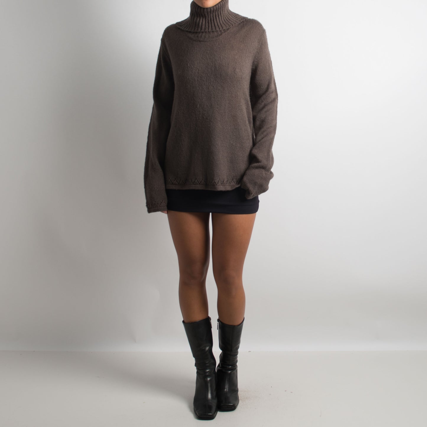 BROWN TURTLENECK KNIT