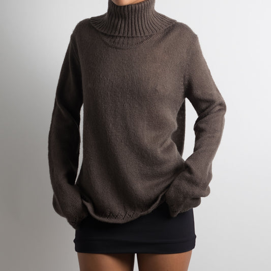 BROWN TURTLENECK KNIT