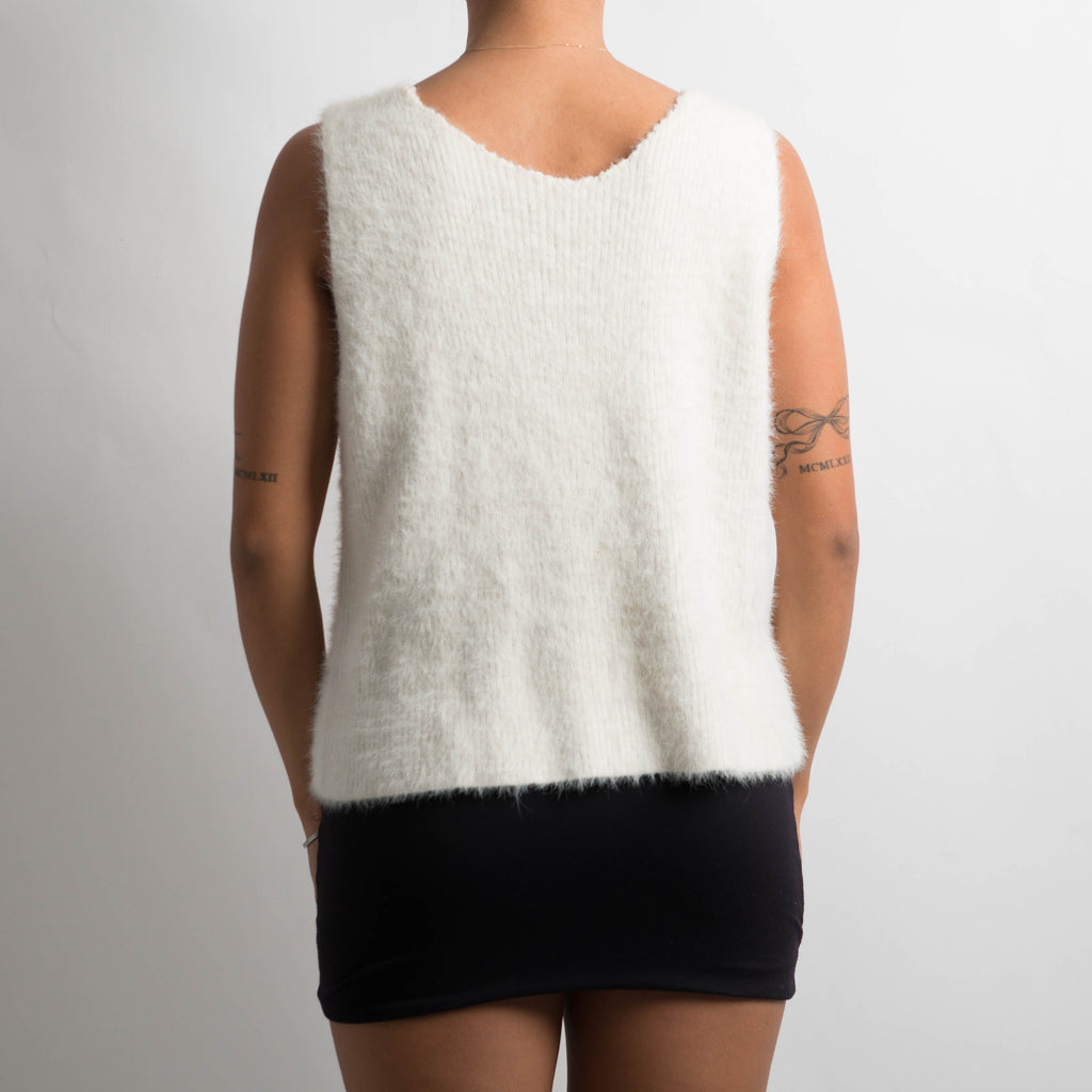 WHITE SLEEVELESS KNIT TOP