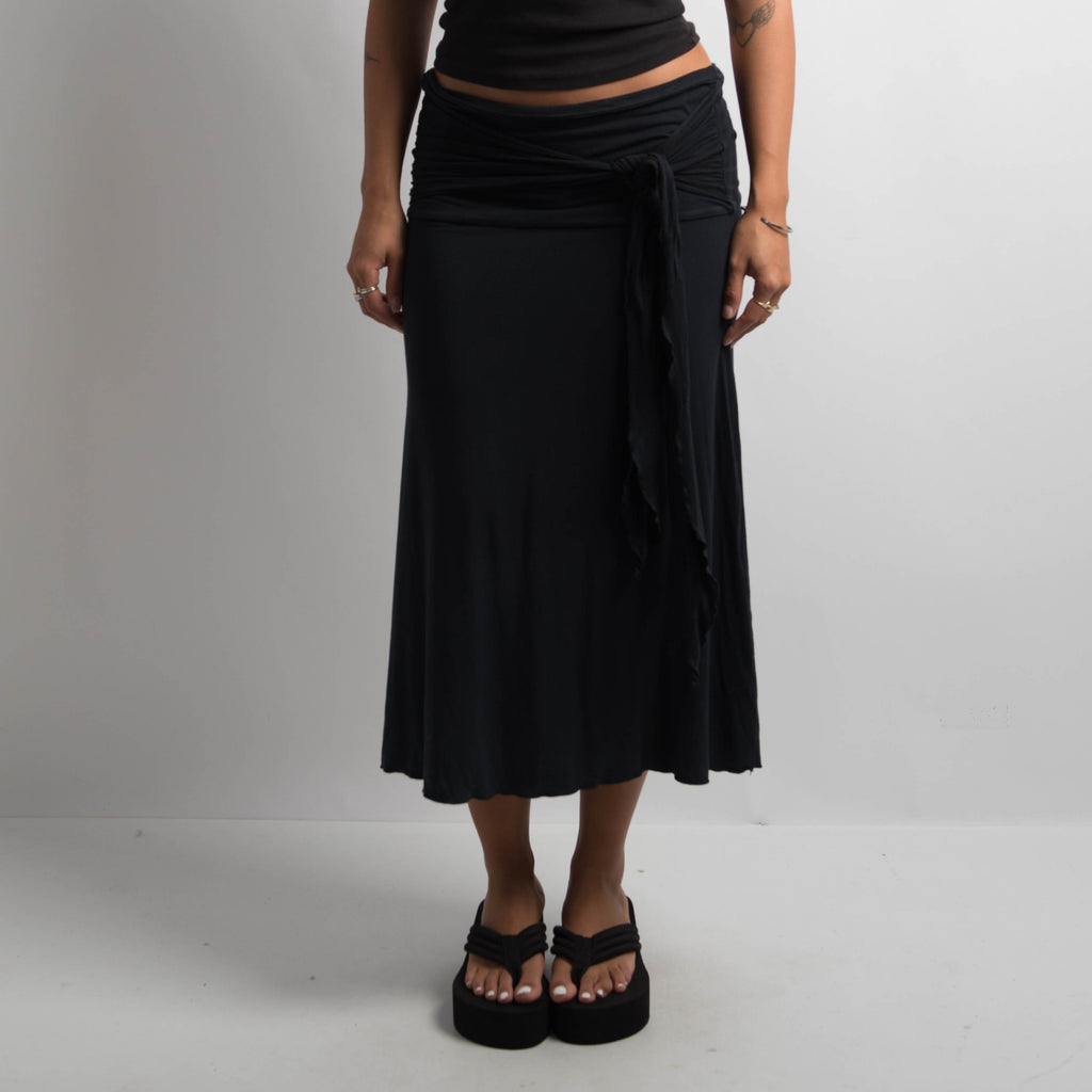 BLACK STRETCH MIDI SKIRT