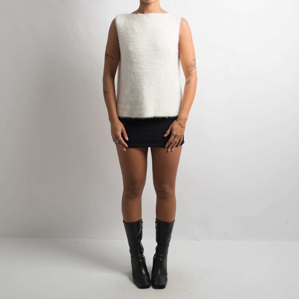 WHITE SLEEVELESS KNIT TOP