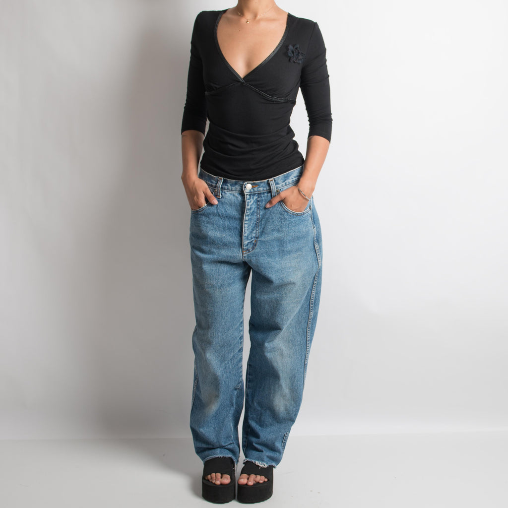 HAUT À MANCHES 3/4 À FLEURS NOIRES