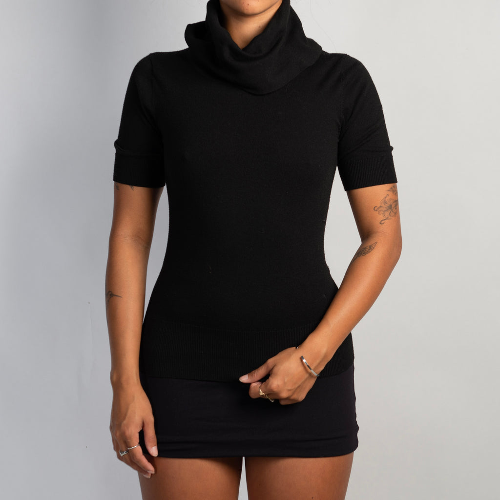 SHORT SLEEVE TURTLENECK TOP