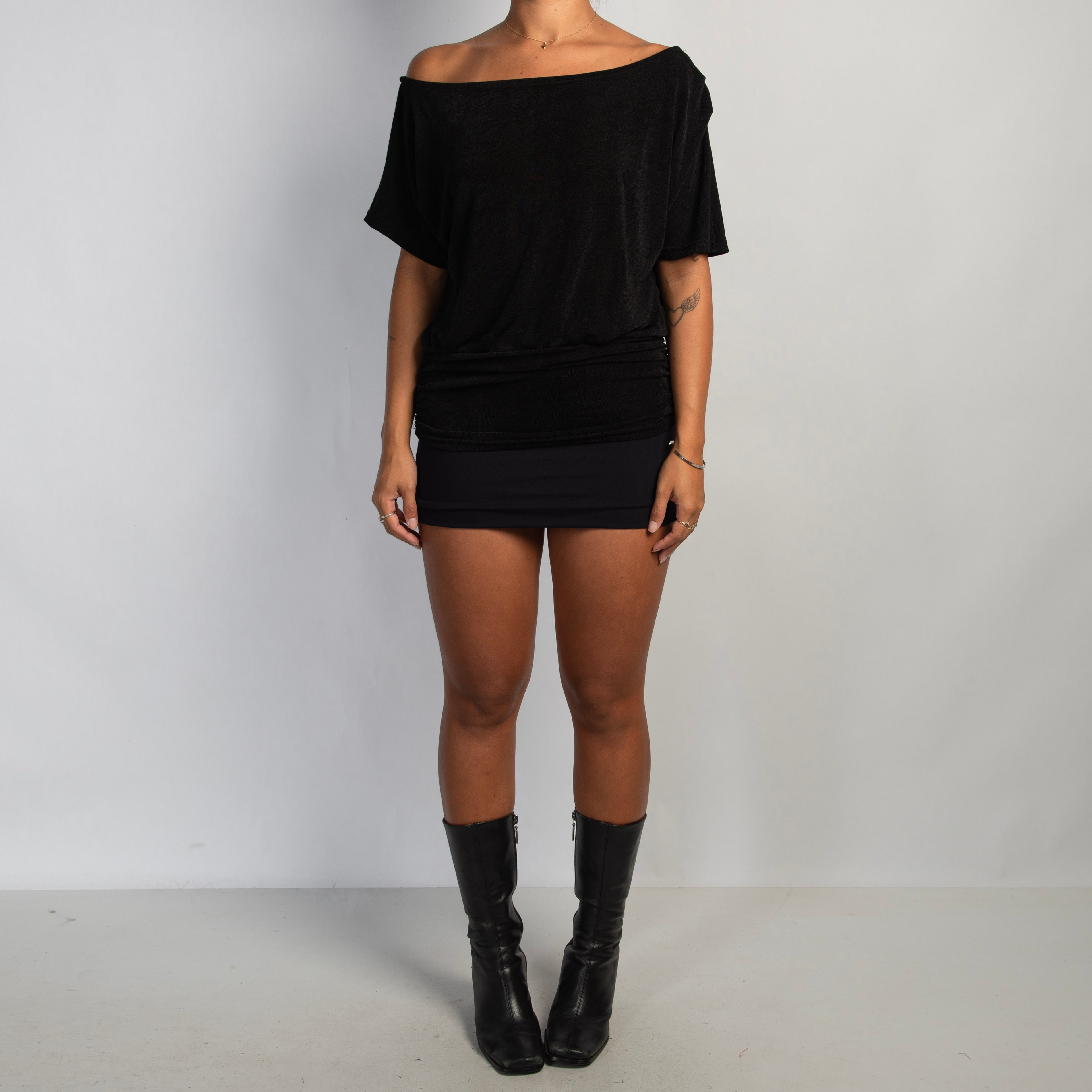 BLACK WIDE NECKLINE TOP