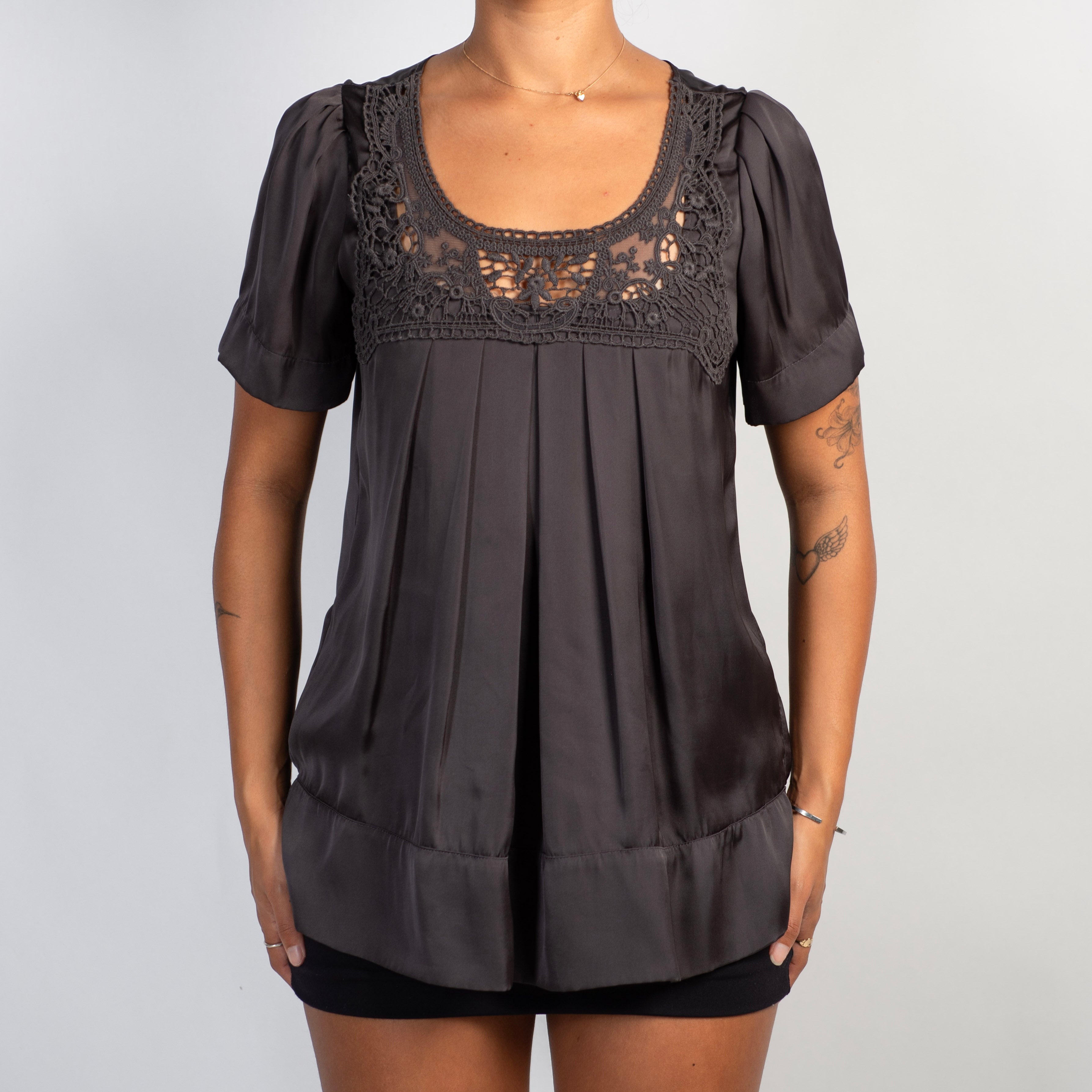 CHARCOAL PLEAT SATIN TOP