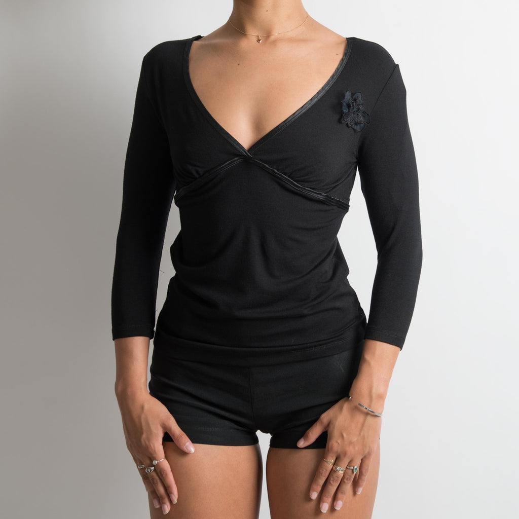 HAUT À MANCHES 3/4 À FLEURS NOIRES