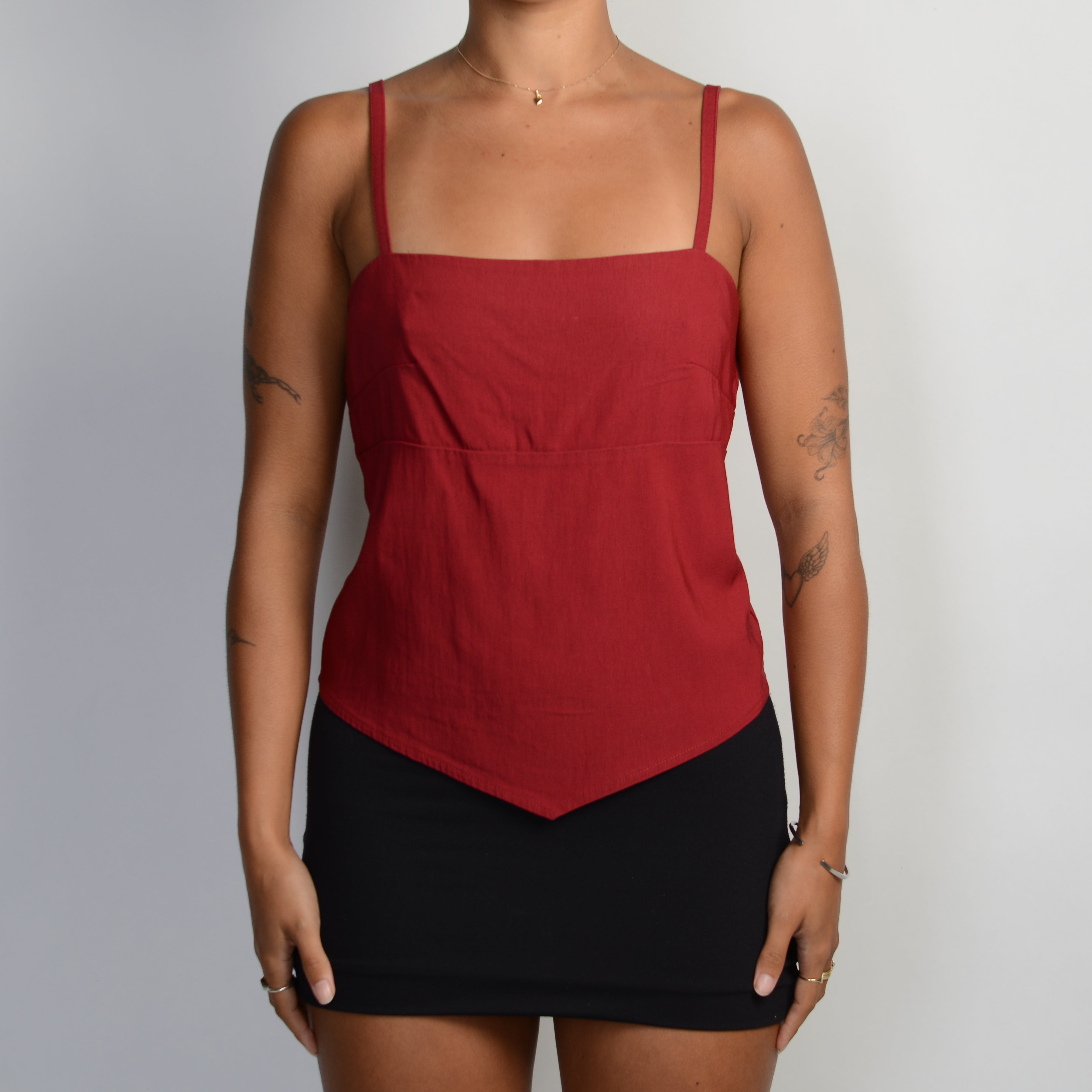 RED HANKY HEM TOP