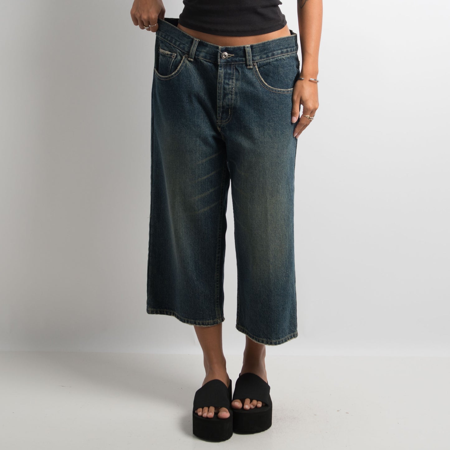 BAGGY DENIM CAPRI PANTS