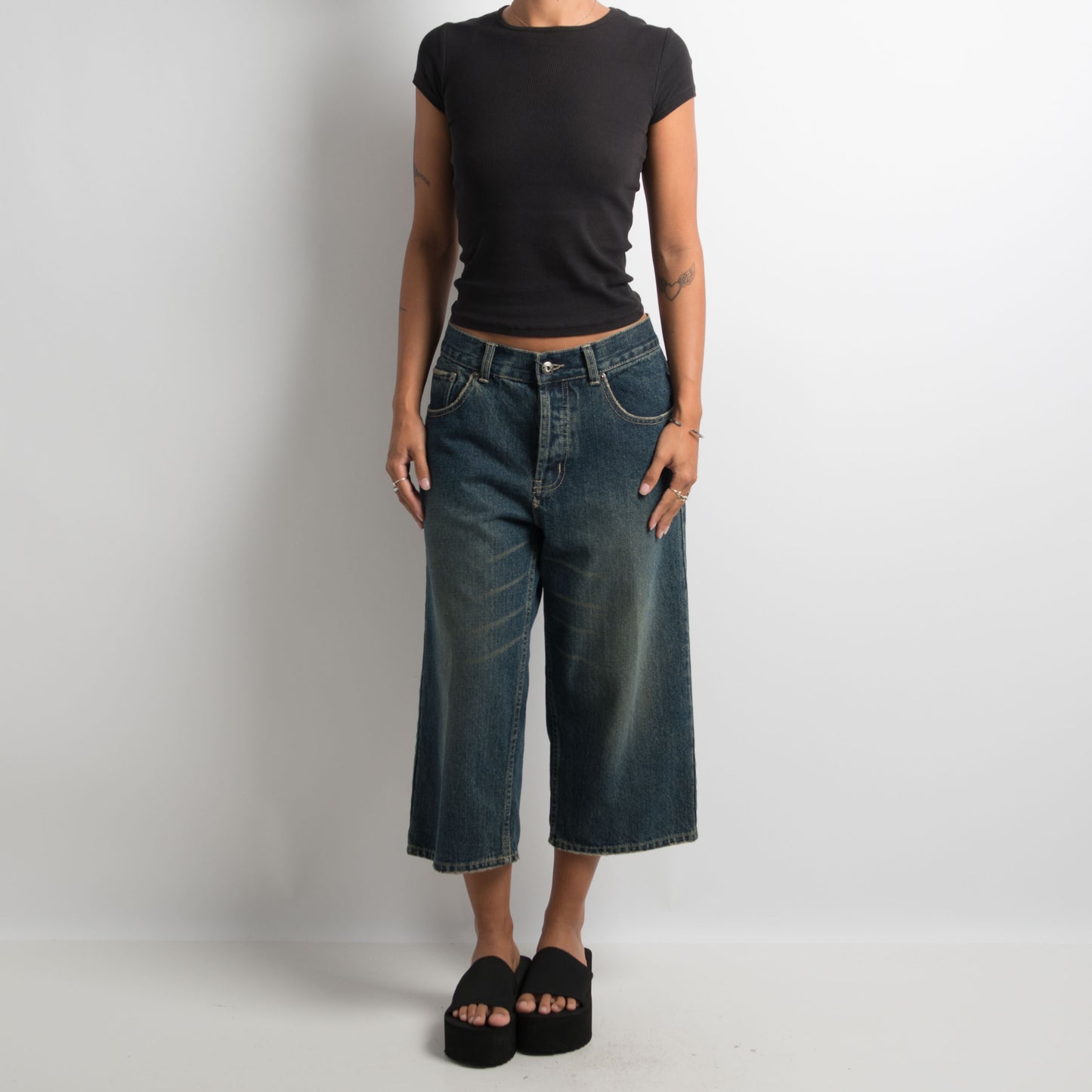 BAGGY DENIM CAPRI PANTS