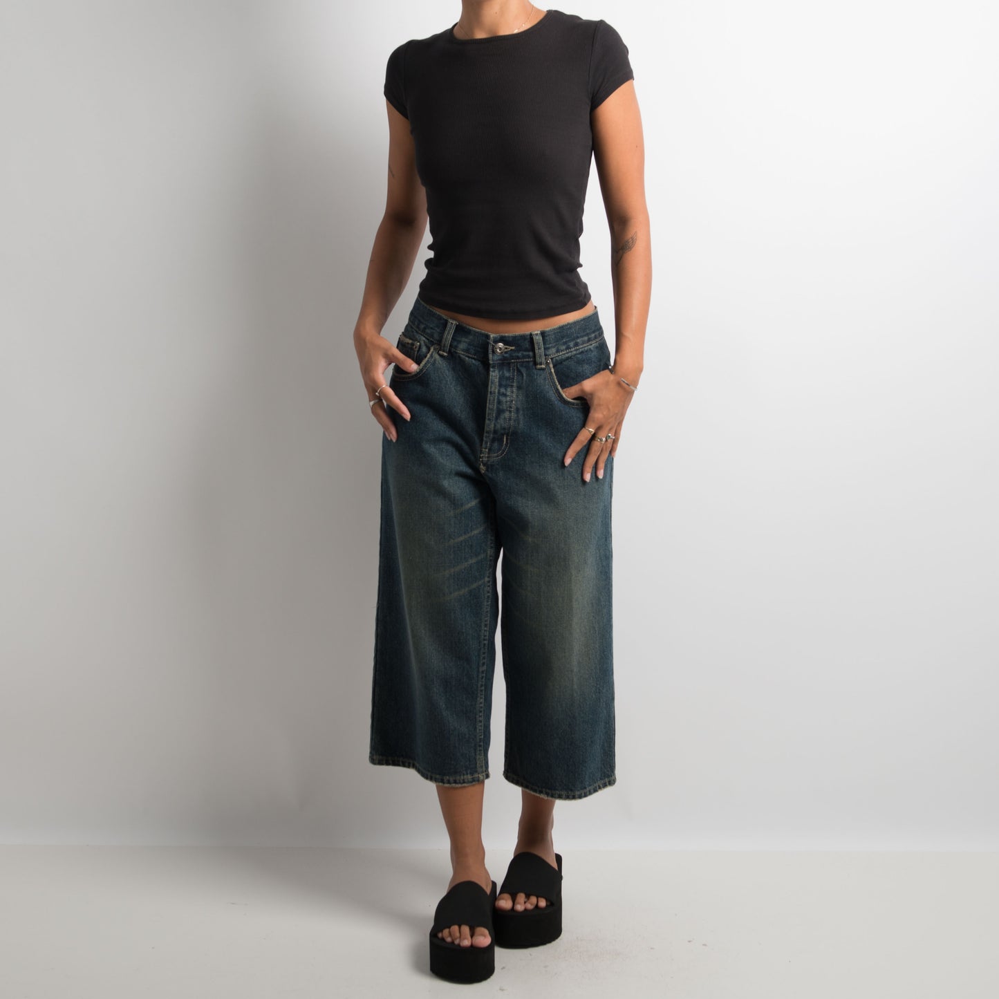 BAGGY DENIM CAPRI PANTS