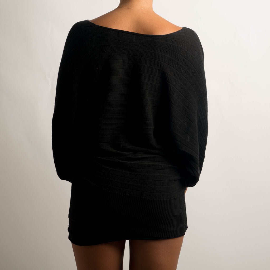 BLACK LONGLINE BATWING TOP