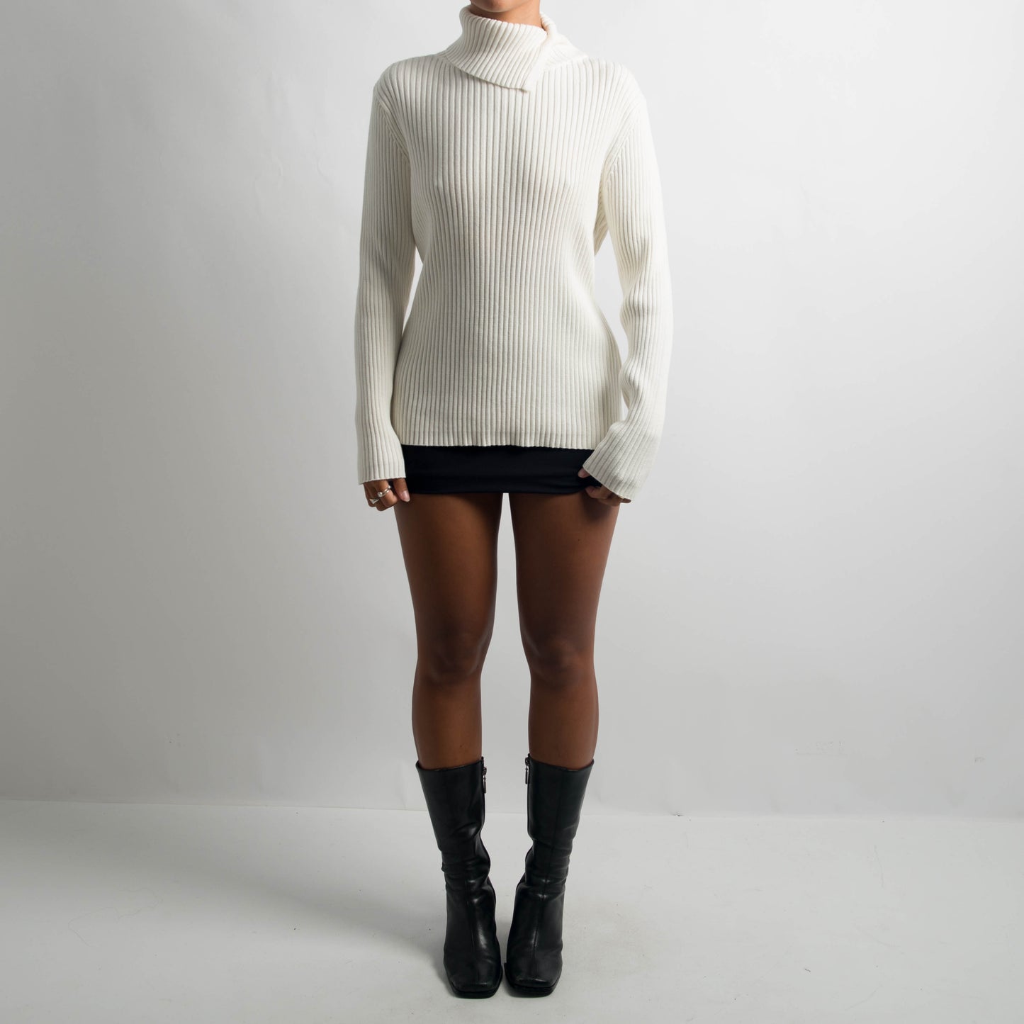 CREAM RIB TURTLENECK TOP