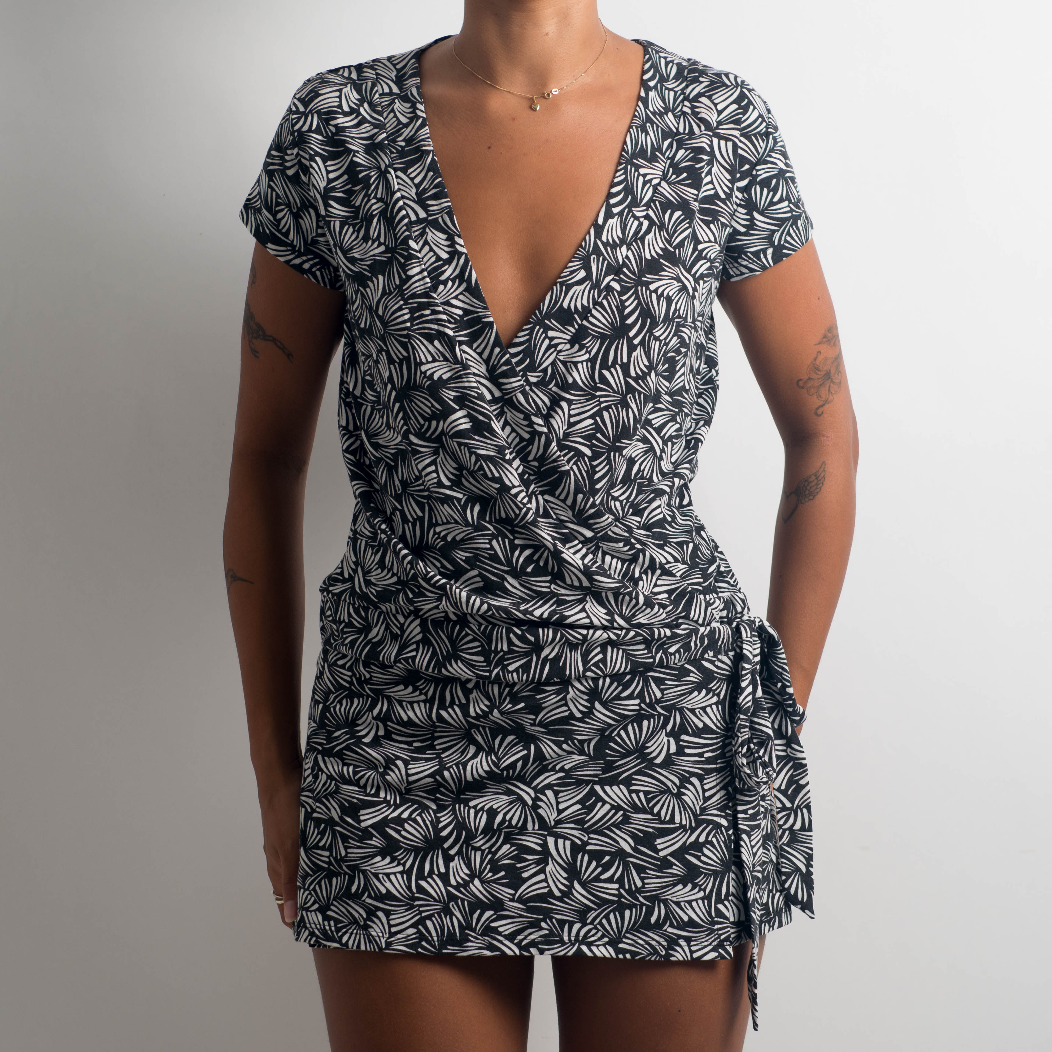 BLACK WRAP LONGLINE TOP