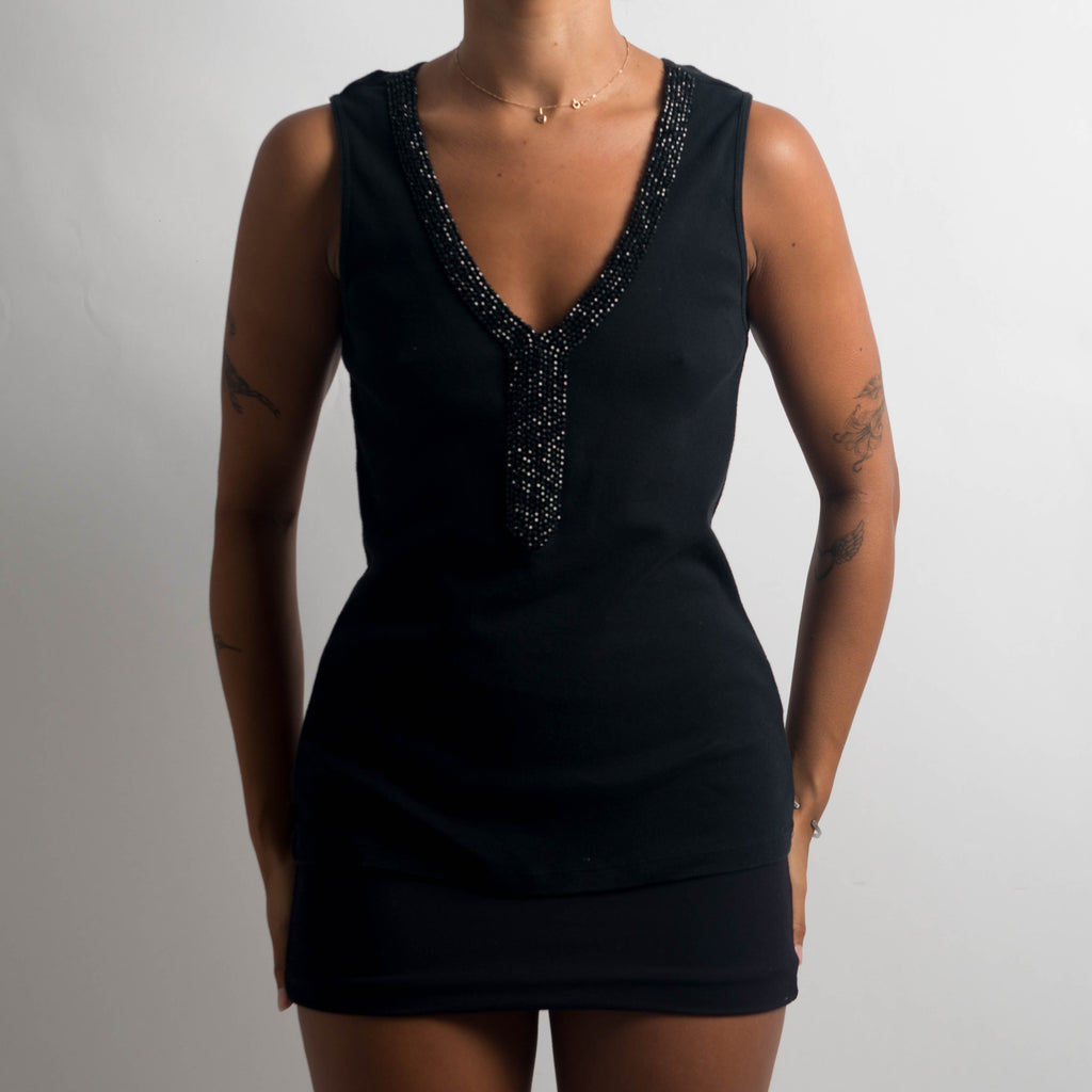 BLACK KNIT SLEEVELESS TOP