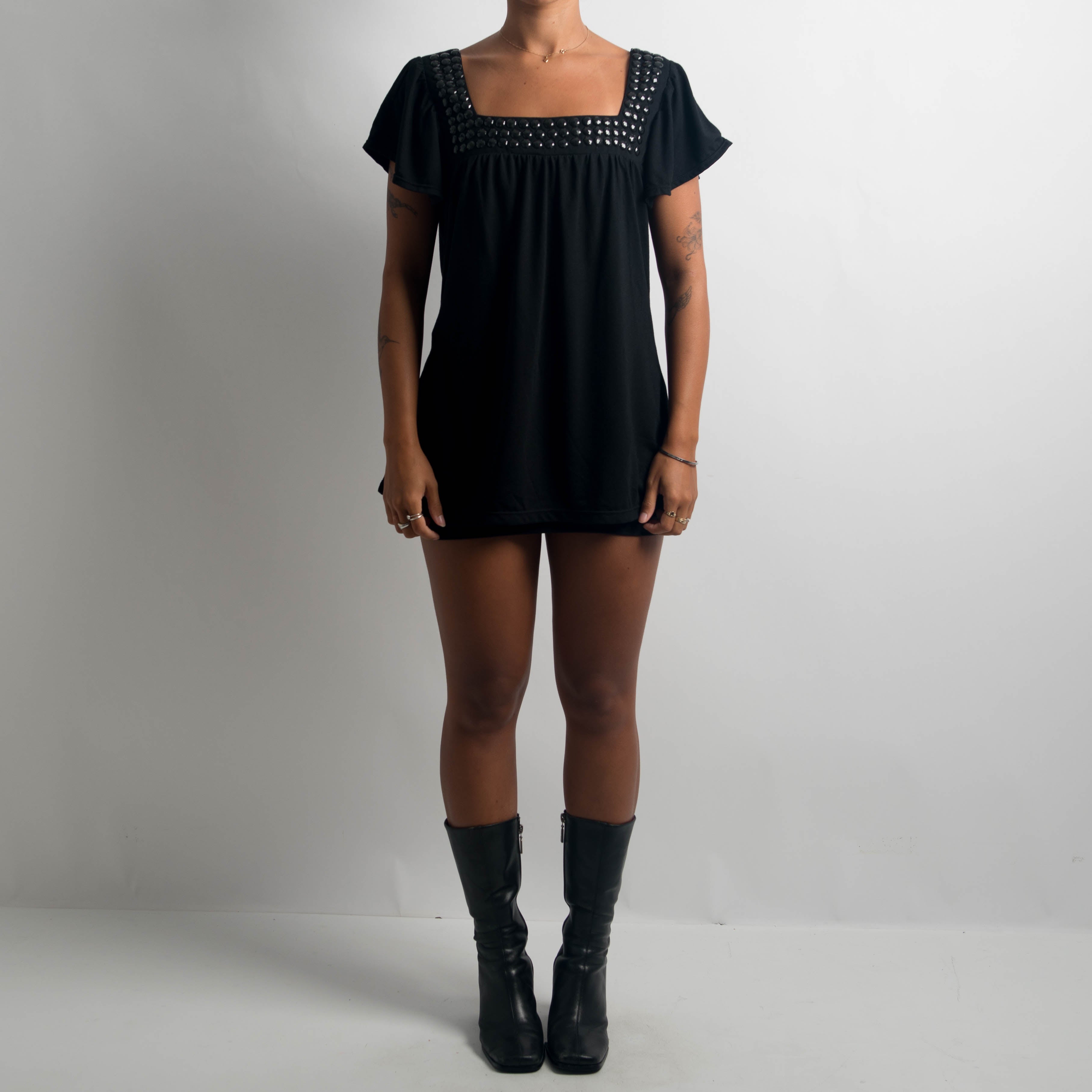 BLACK SQUARE NECK TOP