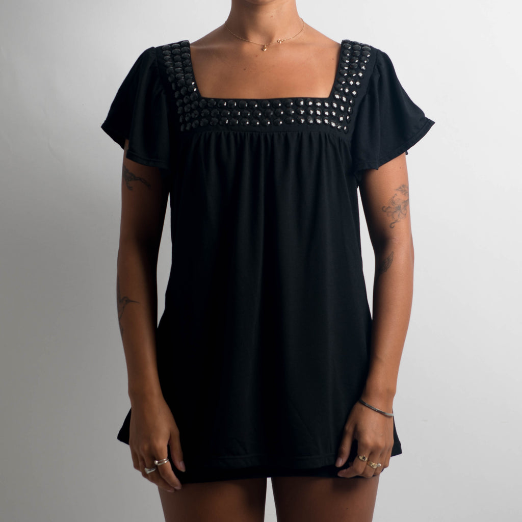 BLACK SQUARE NECK TOP