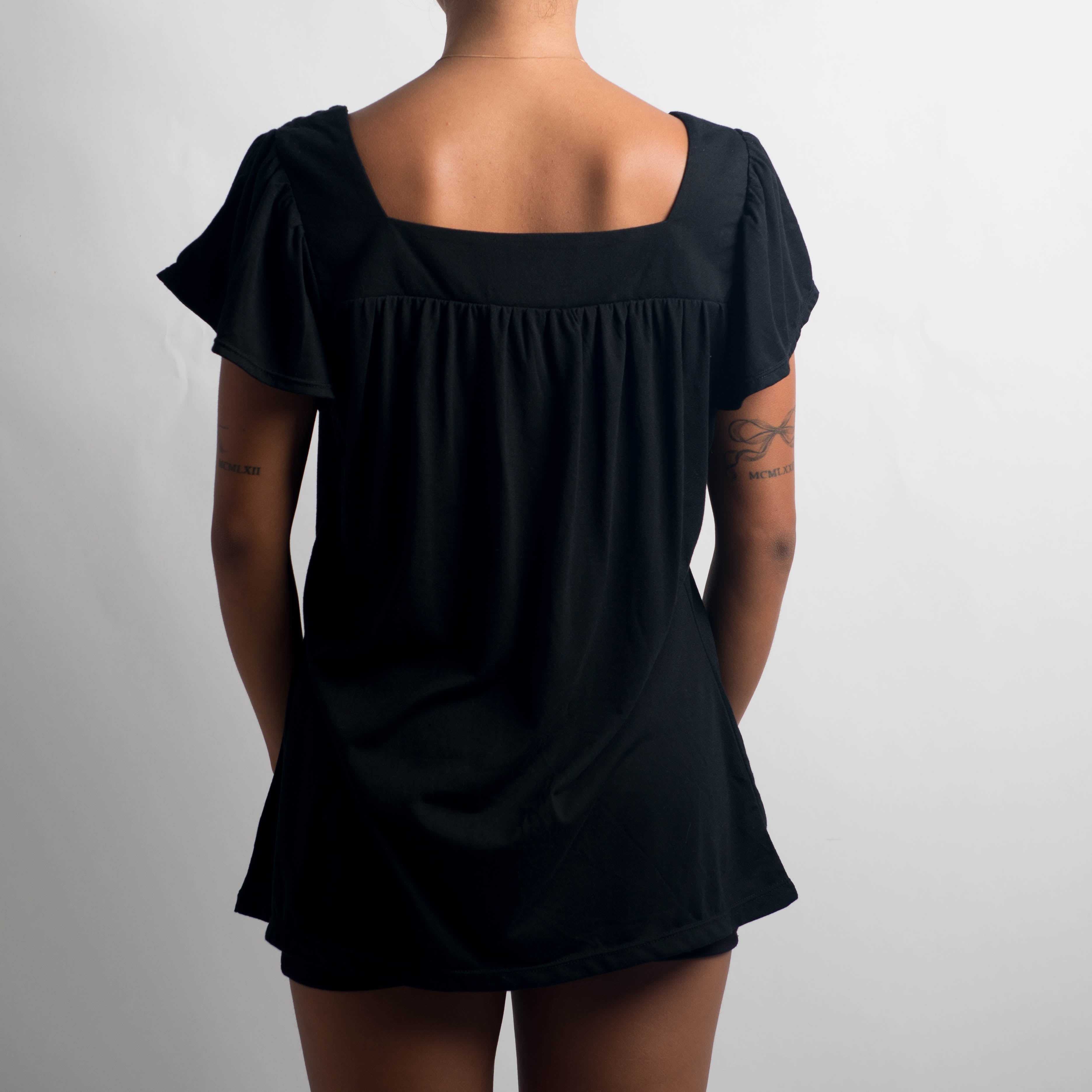 BLACK SQUARE NECK TOP