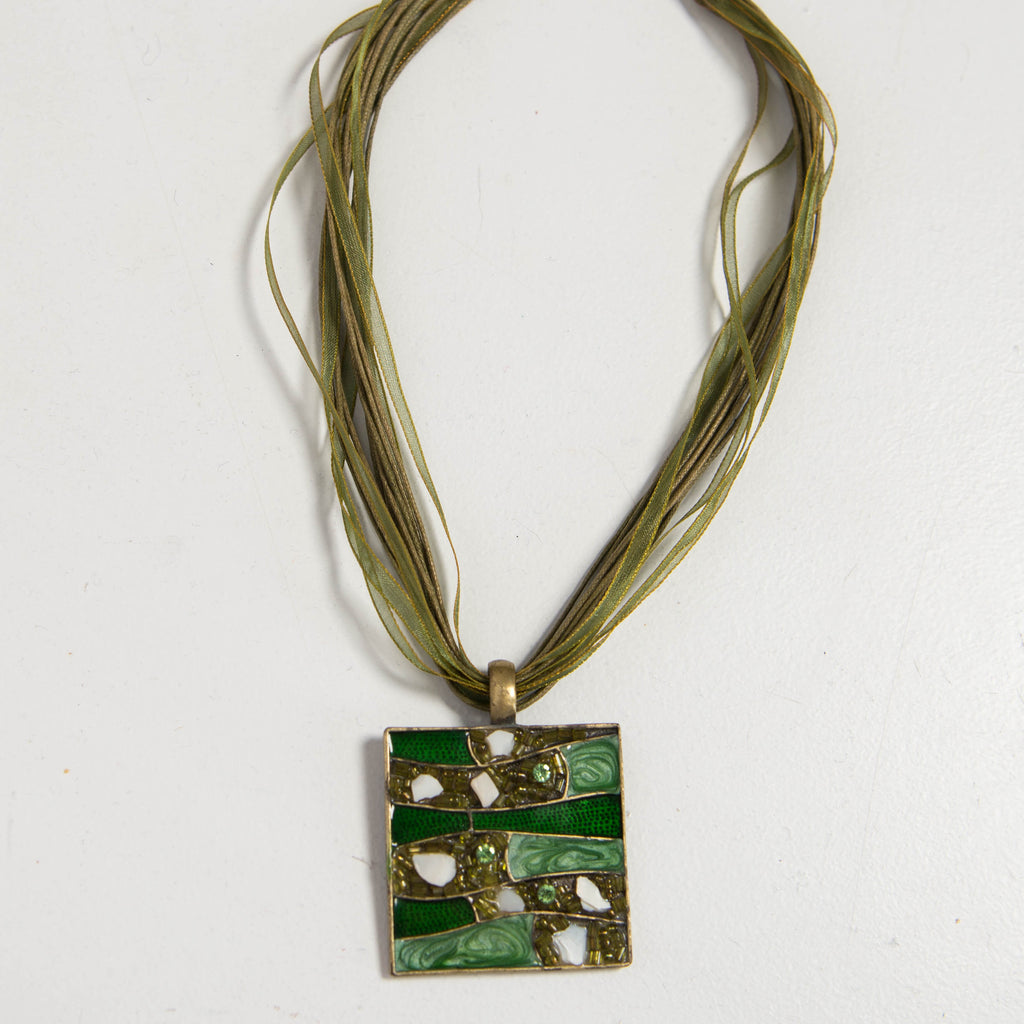 GREEN PENDANT NECKLACE