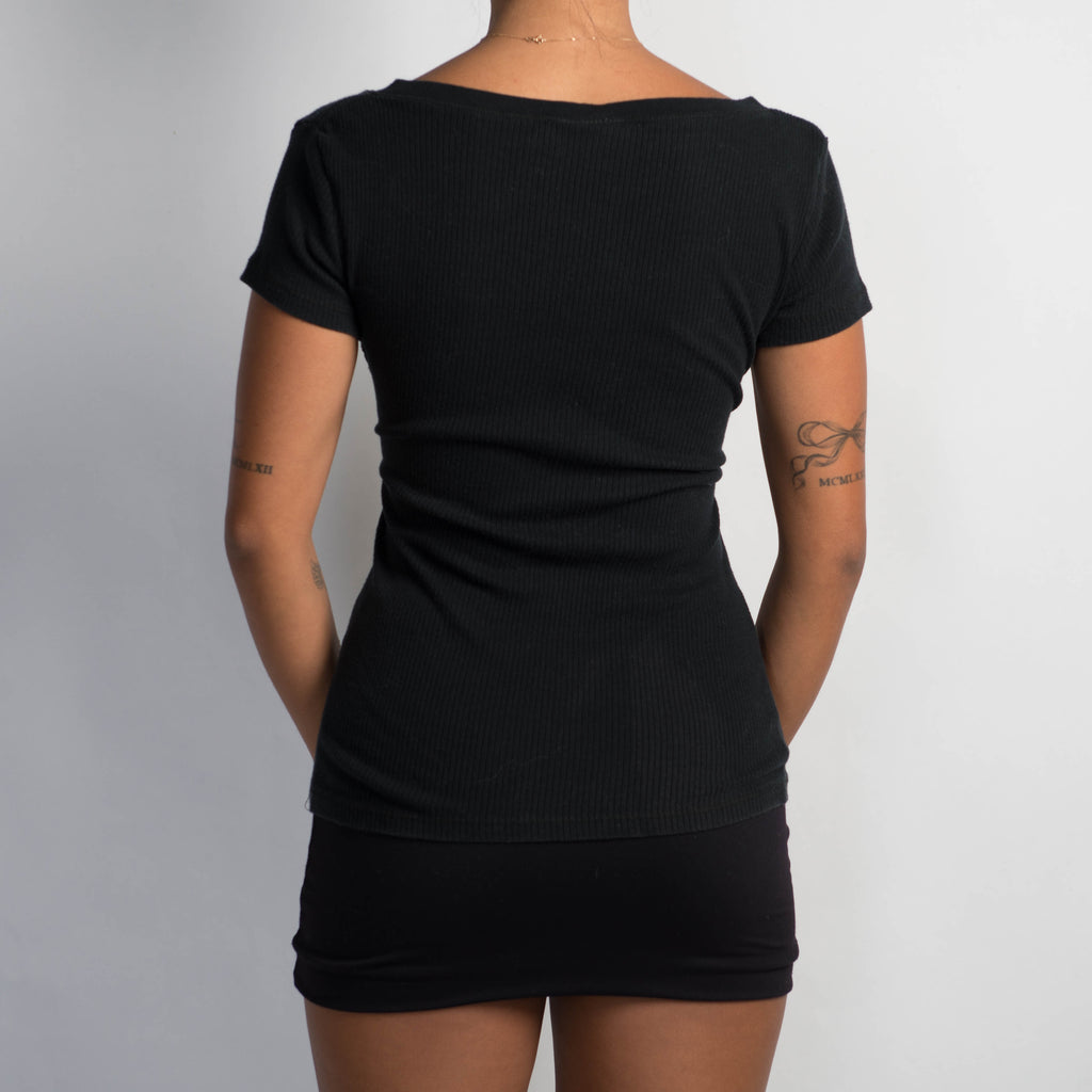 BLACK RIB BUTTON TEE