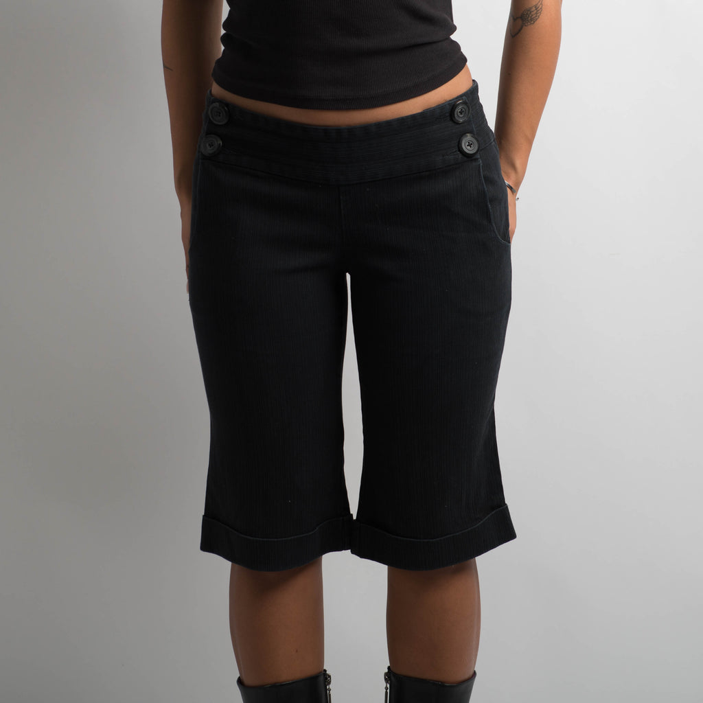 BLACK KNEE LENGTH PANTS