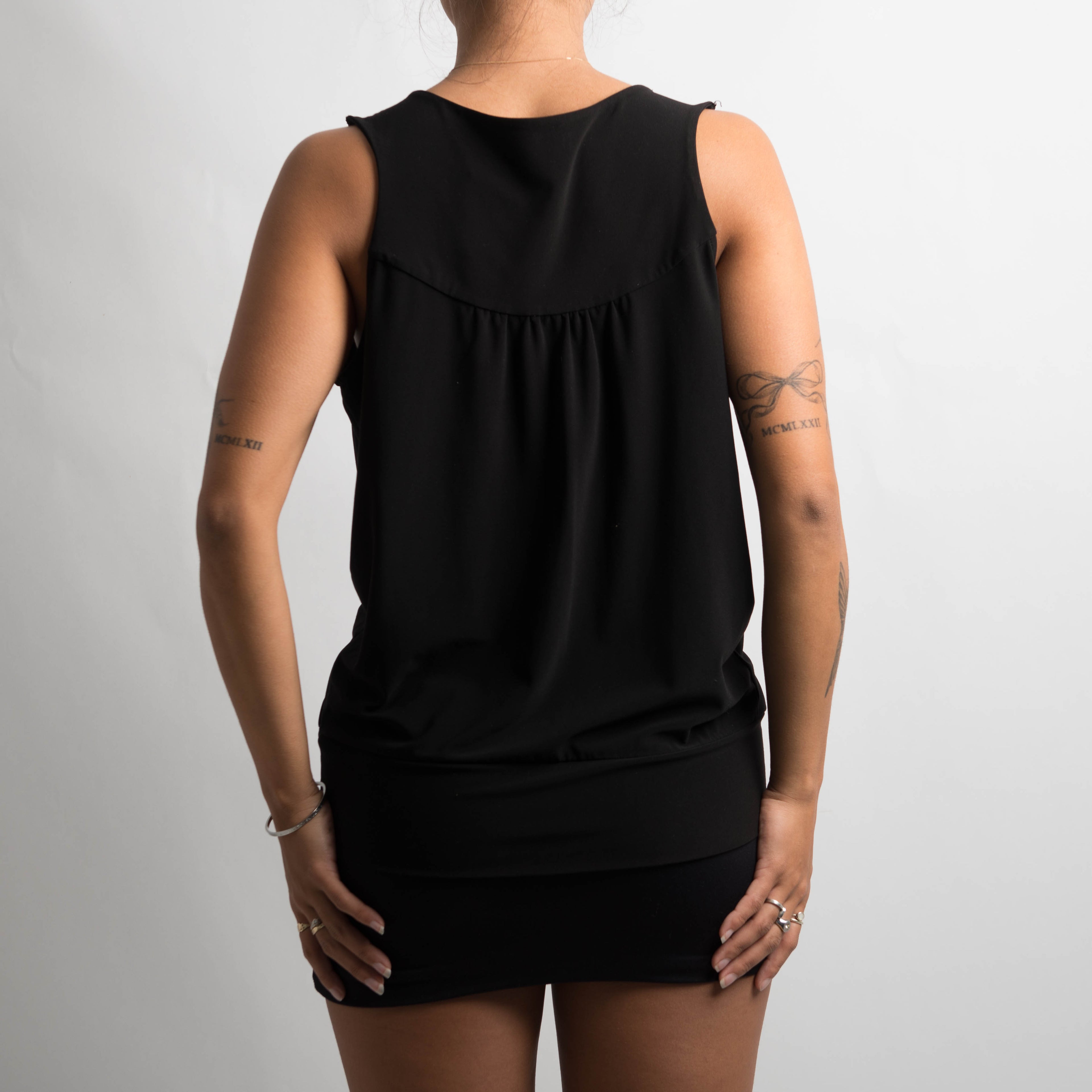 BLACK SLEEVELESS TOP