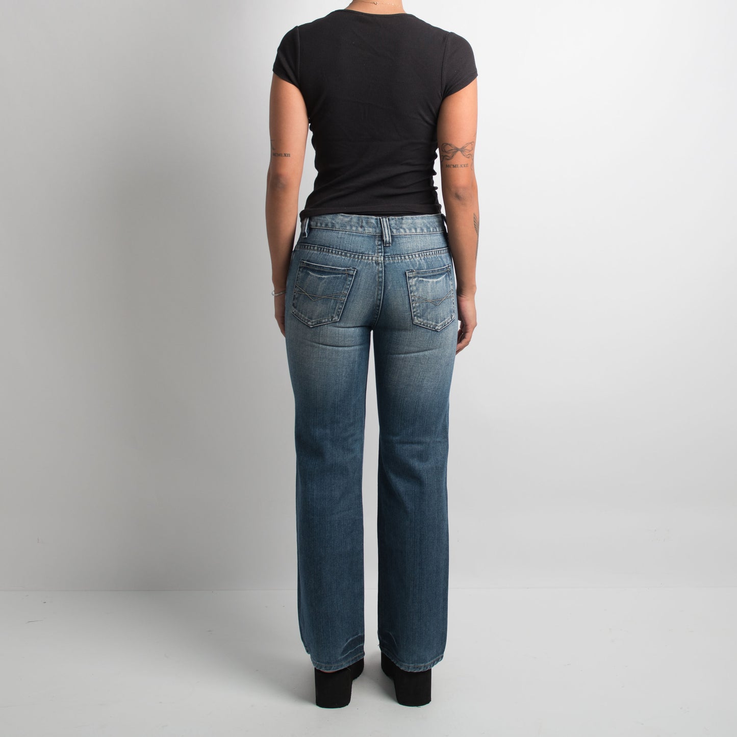 MID WASH SLIM FIT JEANS