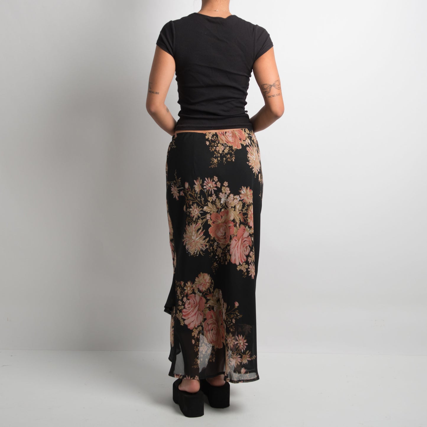 BLACK FLORAL LONGLINE SKIRT