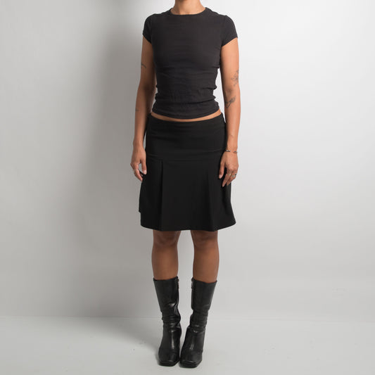 BLACK PLEATED SKIRT